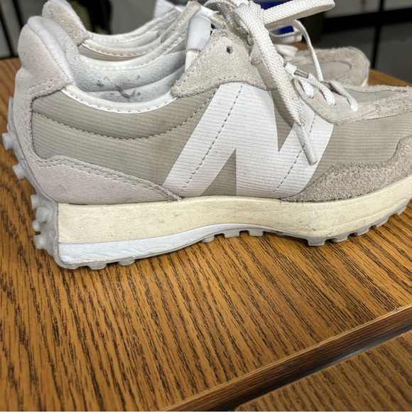 New Balance 327 - Picture 2 of 5